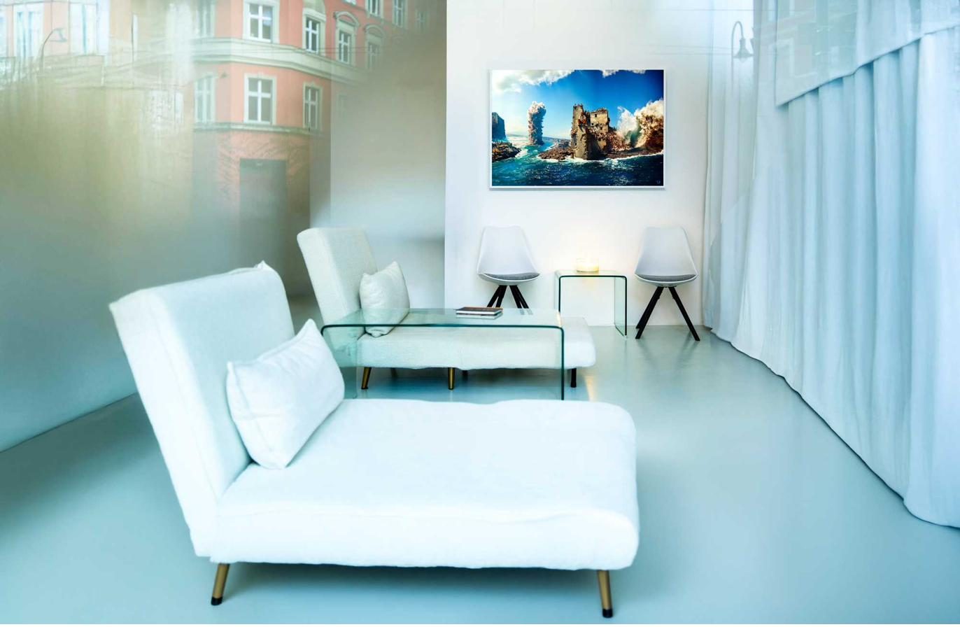 Der Lovelab Dreamspace von innen: heller Galerieraum mit Kunst an den Wänden, Tageslicht und Sitzgelegenheiten